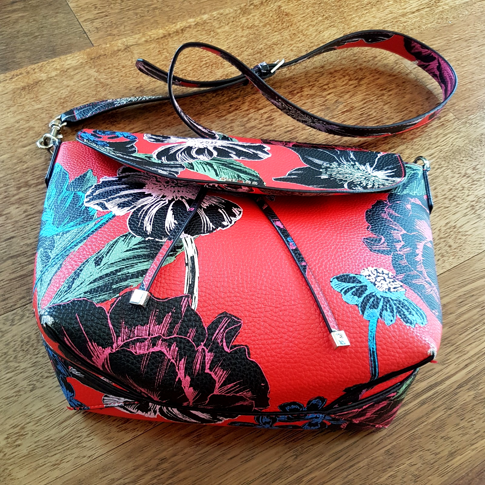GUESS Red Floral Tote Bag Faux Leather Flowers Adjustable Strap Stylish Everyday5