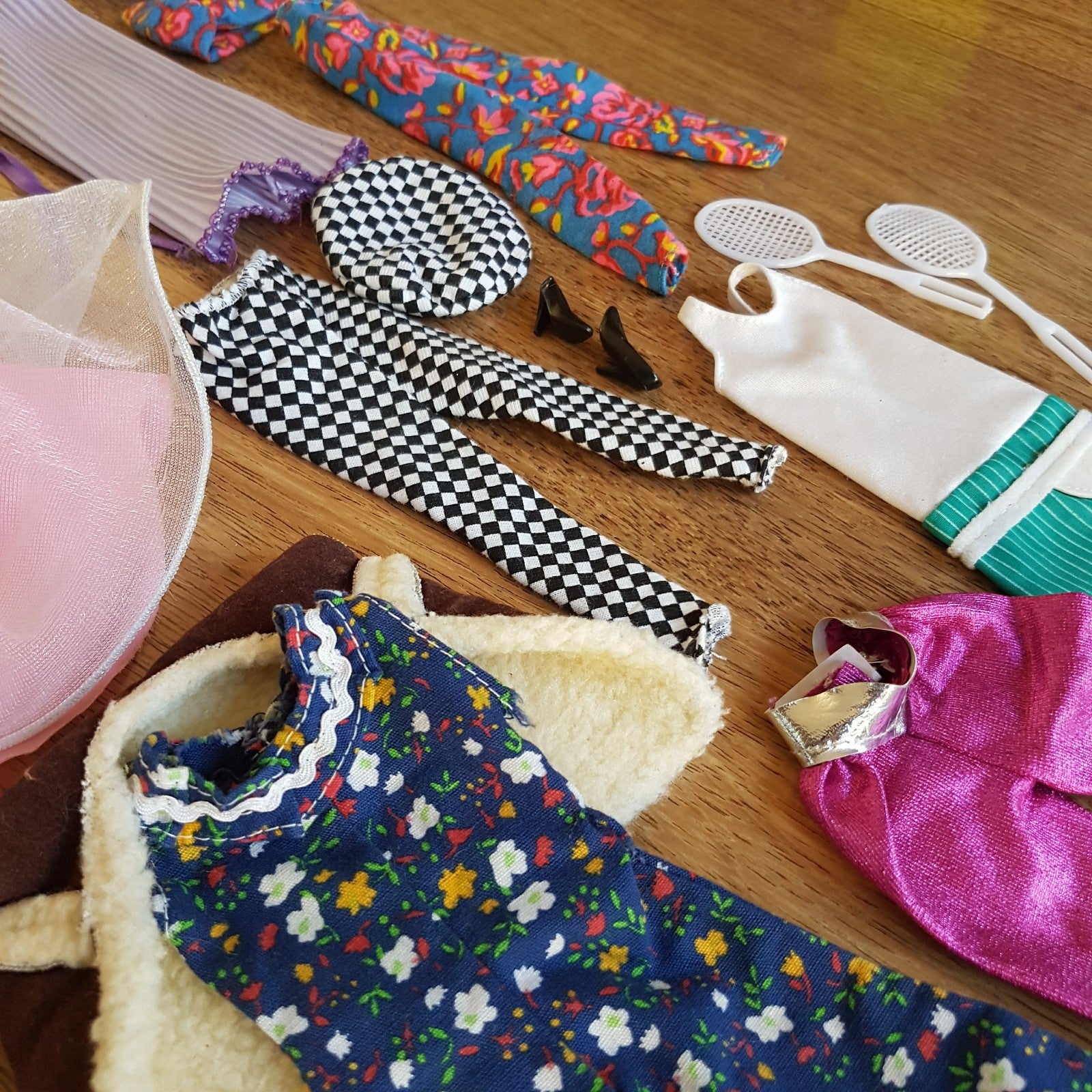Barbie Clothes BUNDLE LOT Accessories Fashion Doll Dress Skirt Top Travel Shoes22