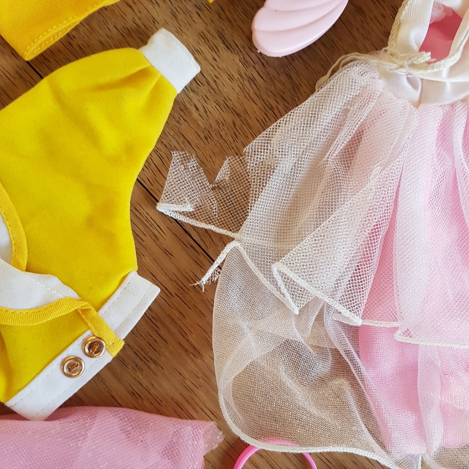 Barbie Clothes BUNDLE LOT Accessories Fashion Doll Dress Skirt Top Travel Shoes15