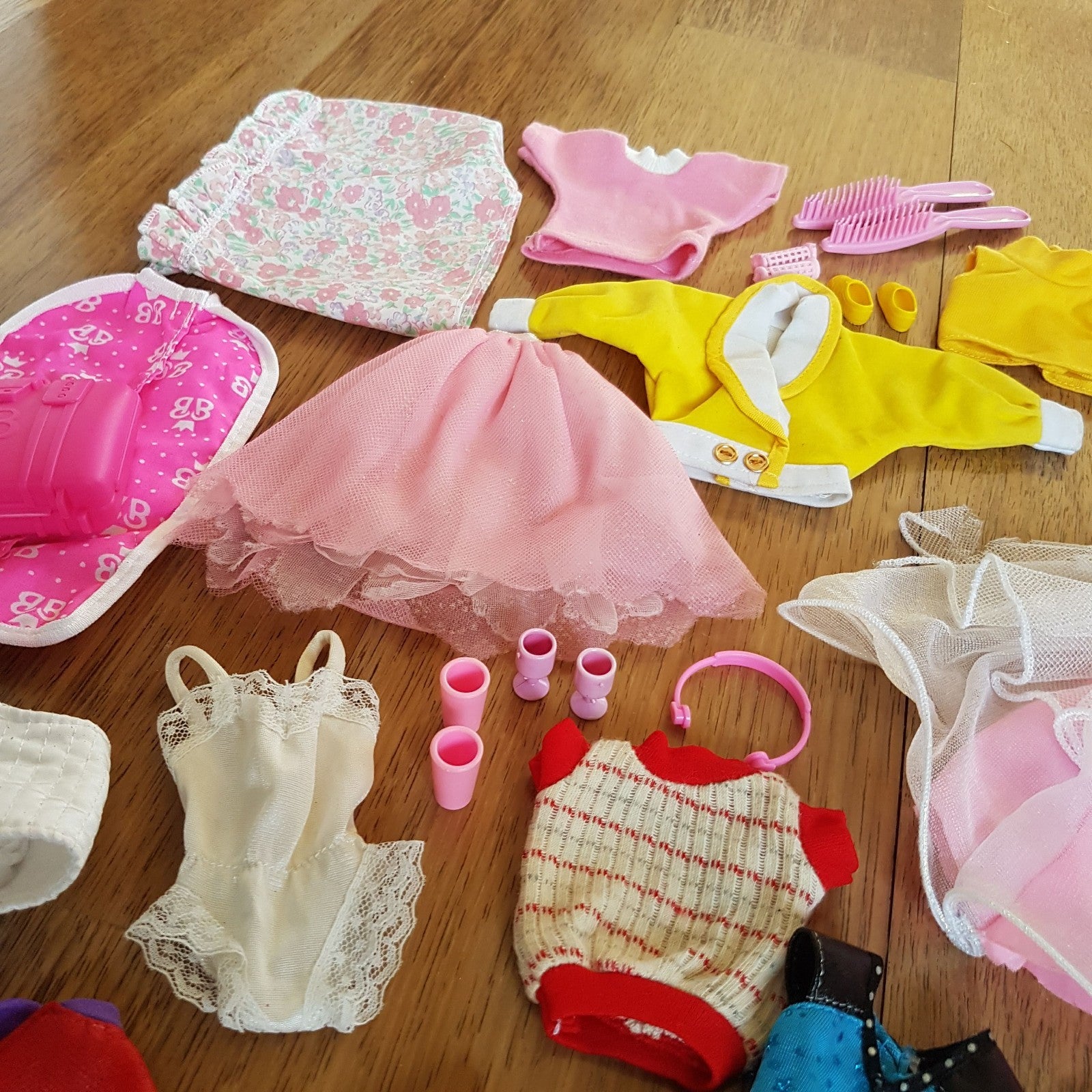 Barbie Clothes BUNDLE LOT Accessories Fashion Doll Dress Skirt Top Travel Shoes20