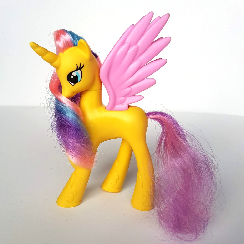My Little Pony PRINCESS GOLD LILY 2017 Hasbro 14cm PEGASUS Horse Action Figure0