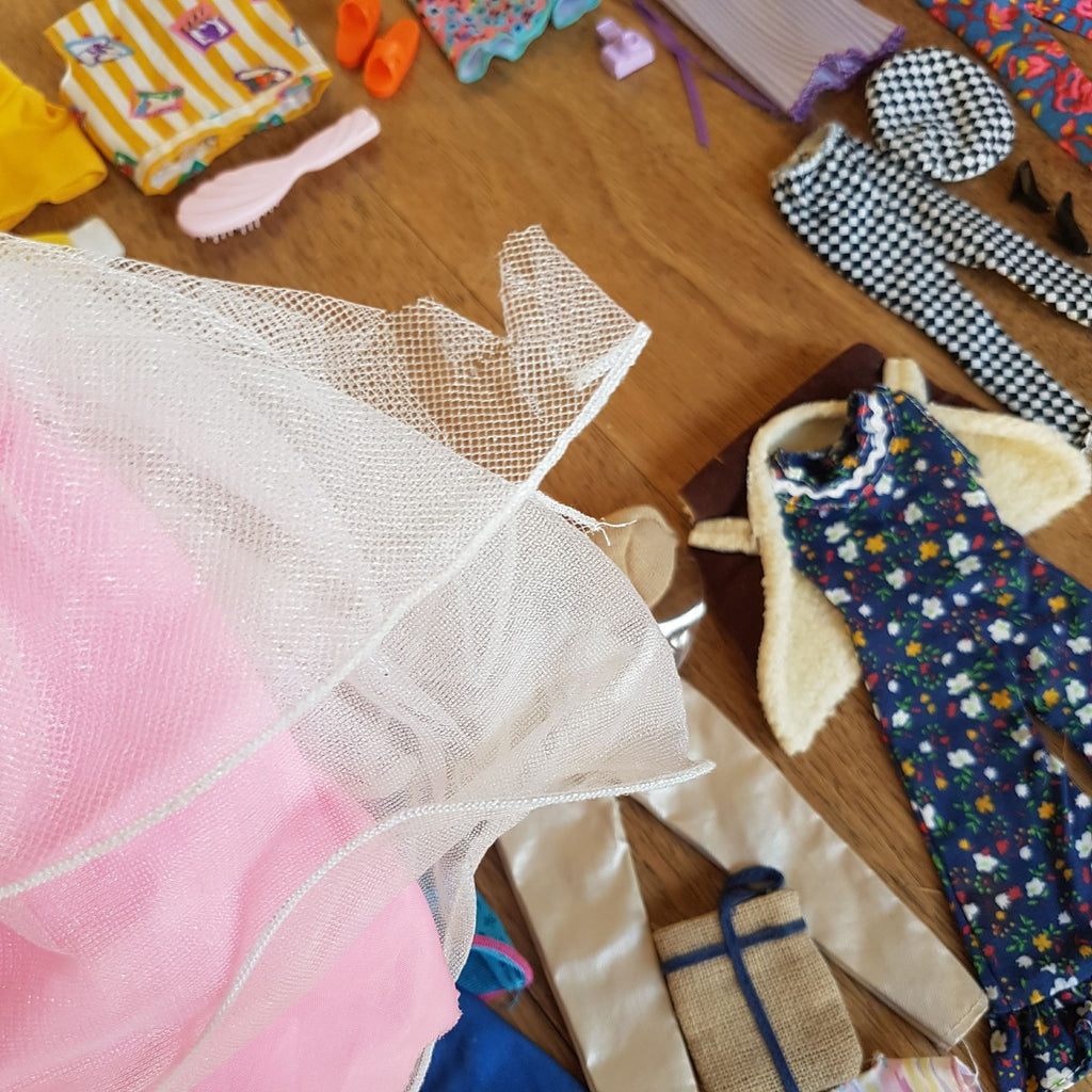 Barbie Clothes BUNDLE LOT Accessories Fashion Doll Dress Skirt Top Travel Shoes16