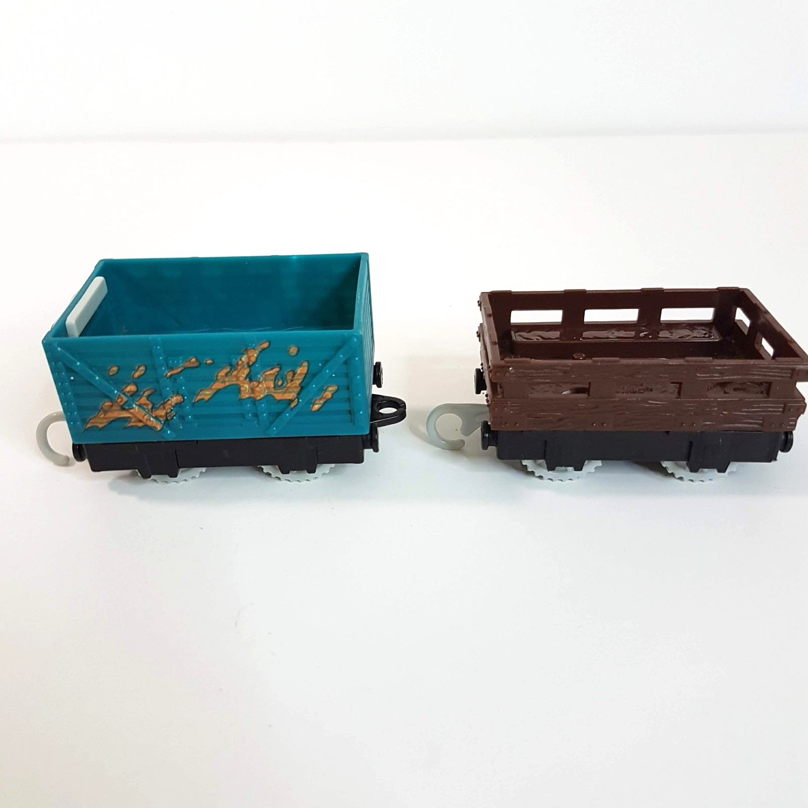 Thomas MUDDY TROUBLESOME + ANIMAL CAR Gullane Train Toys Plastic Train Car Hooks1