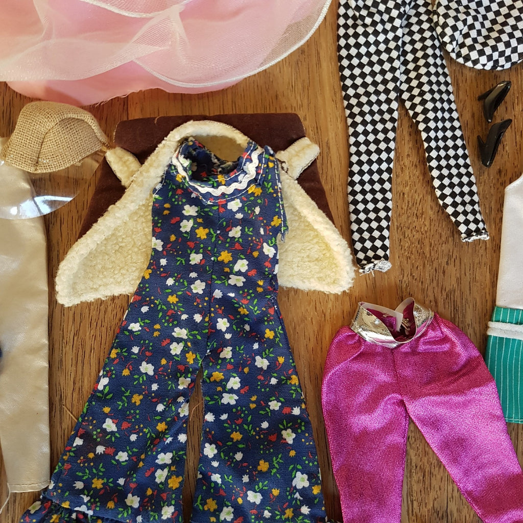 Barbie Clothes BUNDLE LOT Accessories Fashion Doll Dress Skirt Top Travel Shoes9