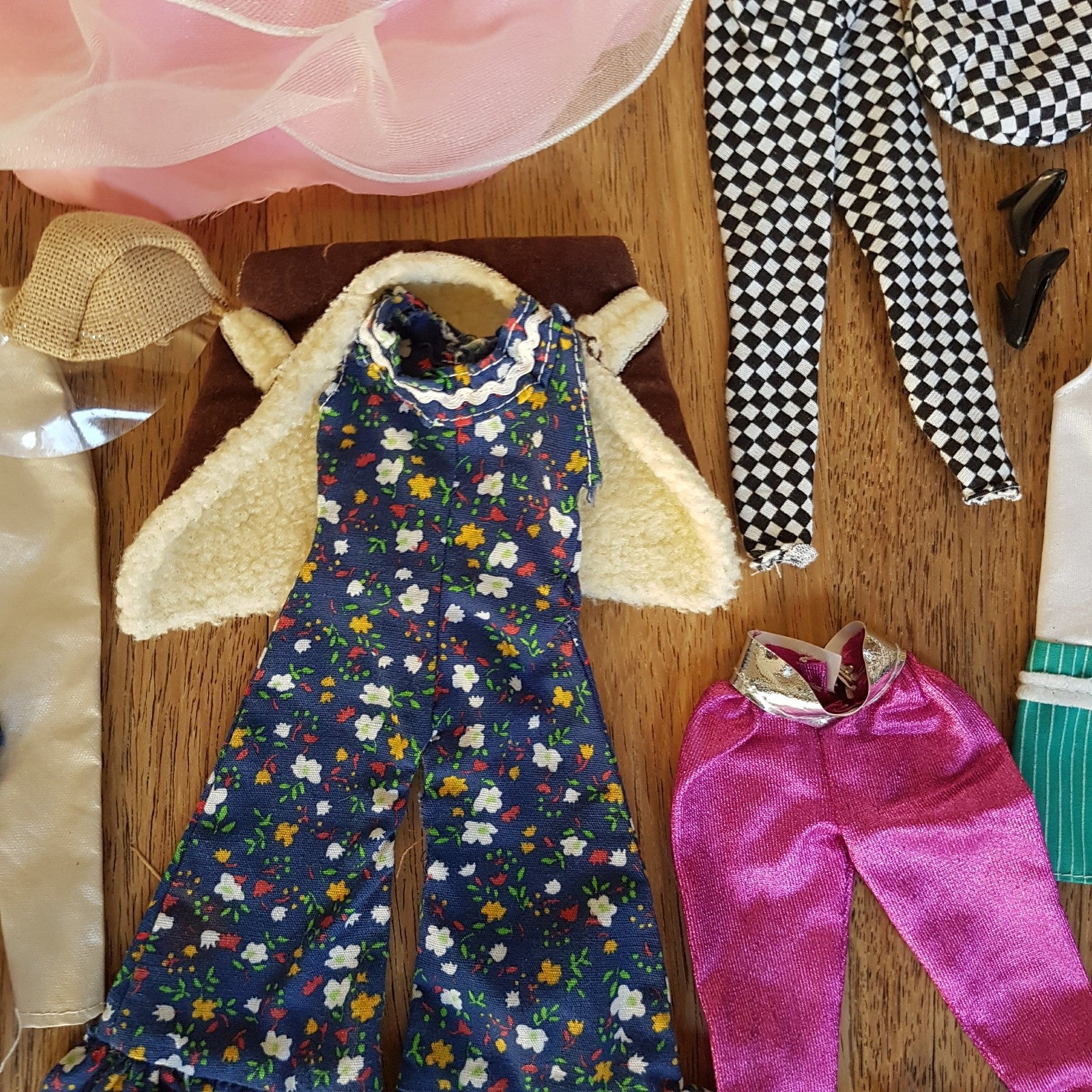 Barbie Clothes BUNDLE LOT Accessories Fashion Doll Dress Skirt Top Travel Shoes9