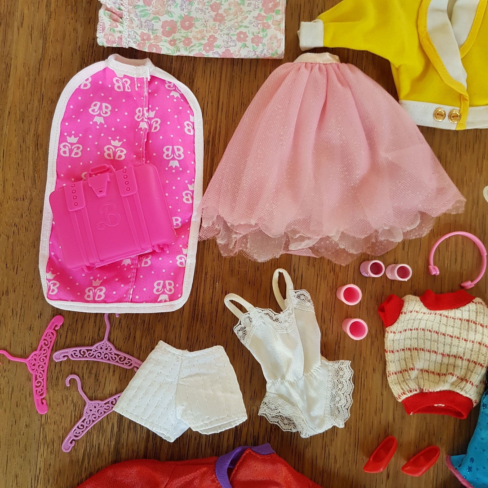 Barbie Clothes BUNDLE LOT Accessories Fashion Doll Dress Skirt Top Travel Shoes6