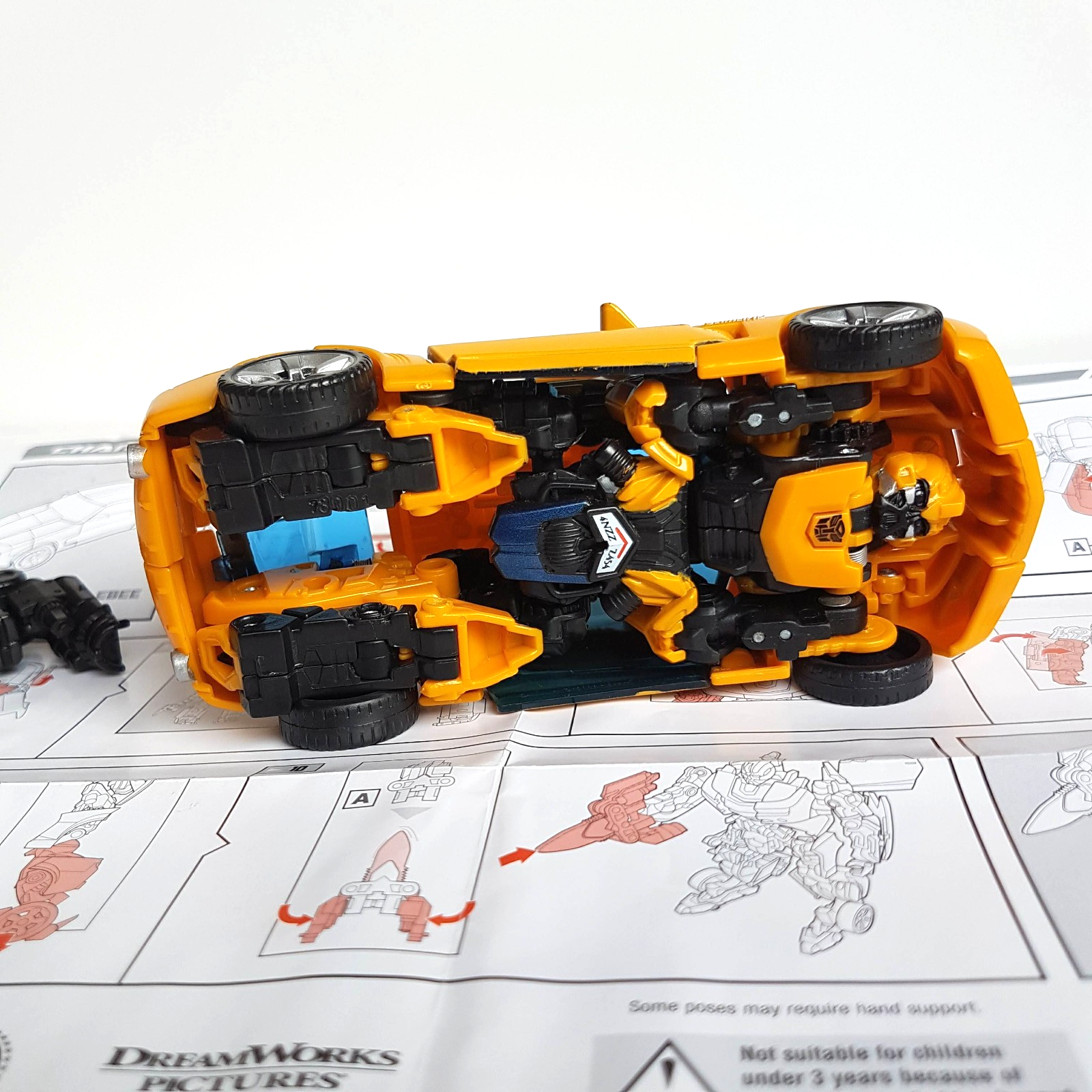 Transformers BUMBLEBEE Camaro Car 2006 14cm Autobot Robot Action Figure Toy EUC9