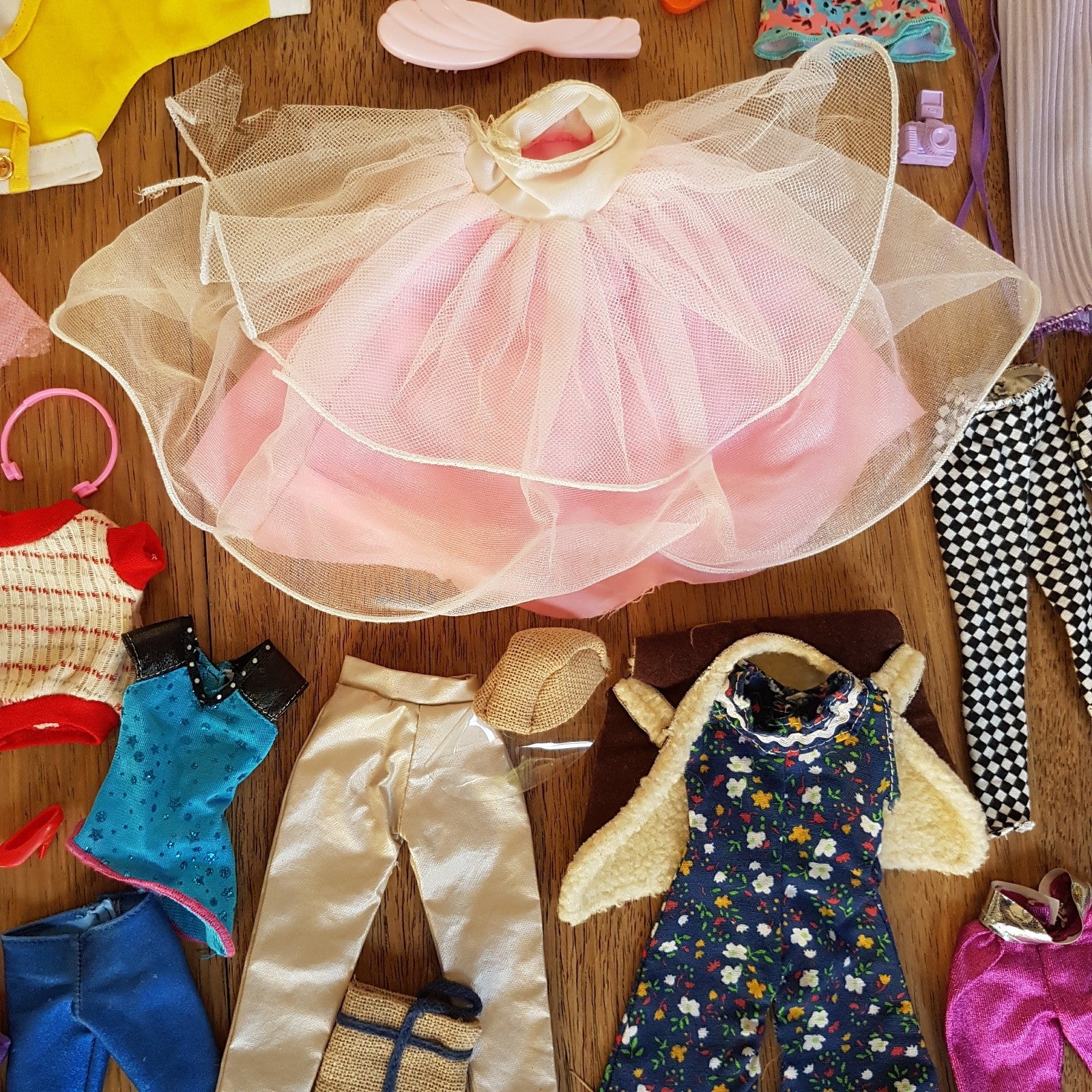Barbie Clothes BUNDLE LOT Accessories Fashion Doll Dress Skirt Top Travel Shoes5