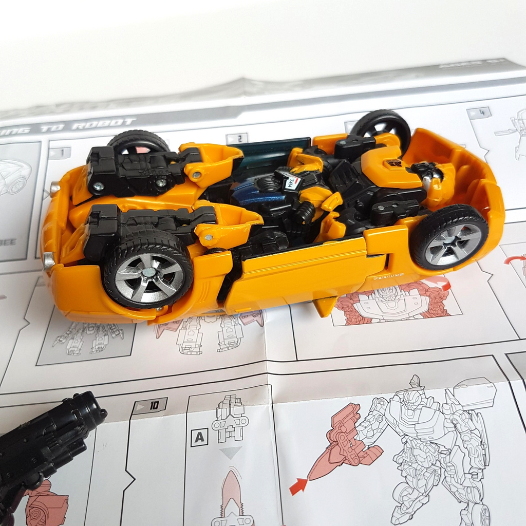 Transformers BUMBLEBEE Camaro Car 2006 14cm Autobot Robot Action Figure Toy EUC11