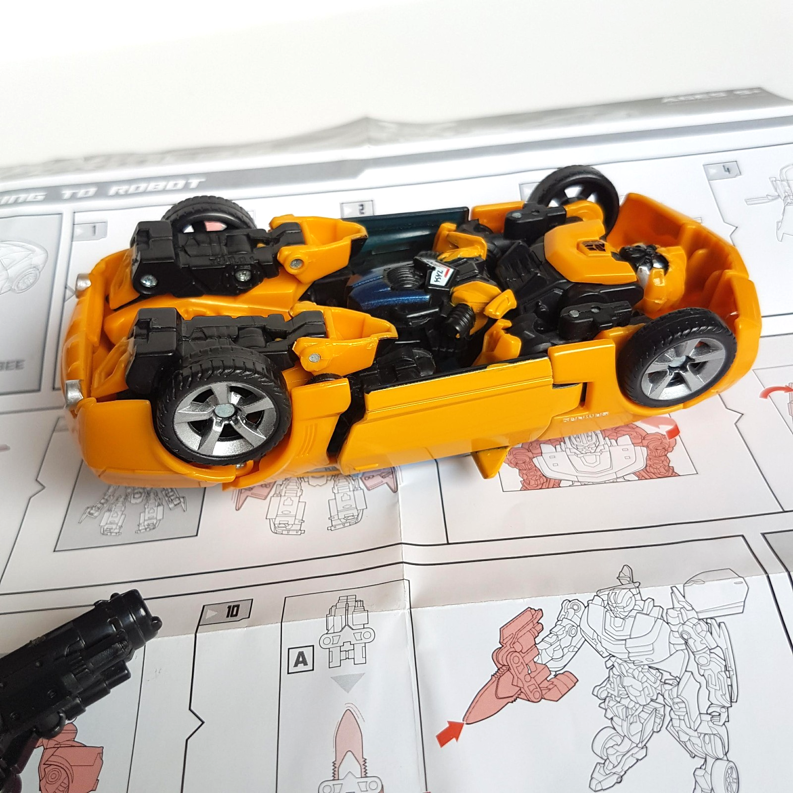 Transformers BUMBLEBEE Camaro Car 2006 14cm Autobot Robot Action Figure Toy EUC11