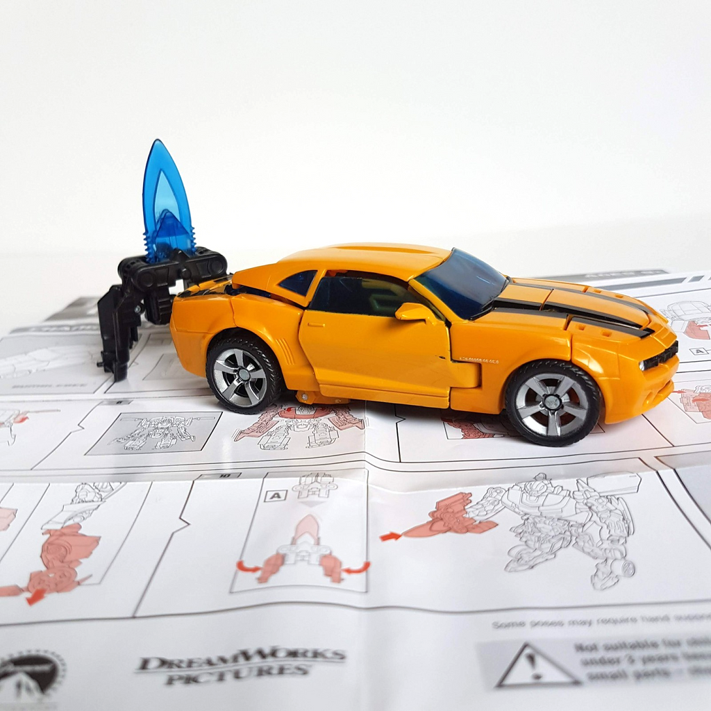 Transformers BUMBLEBEE Camaro Car 2006 14cm Autobot Robot Action Figure Toy EUC1