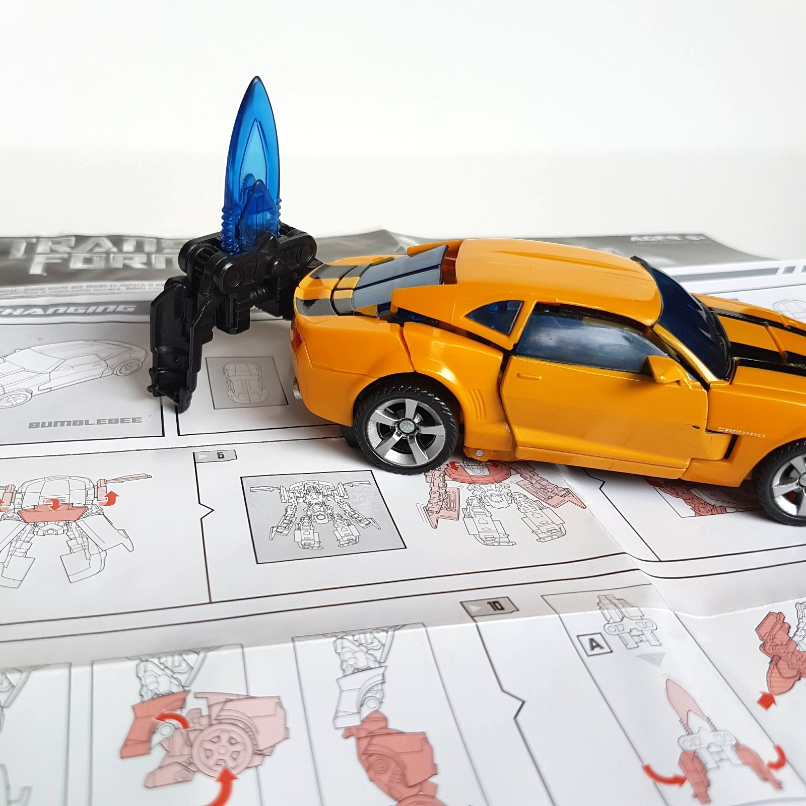 Transformers BUMBLEBEE Camaro Car 2006 14cm Autobot Robot Action Figure Toy EUC3