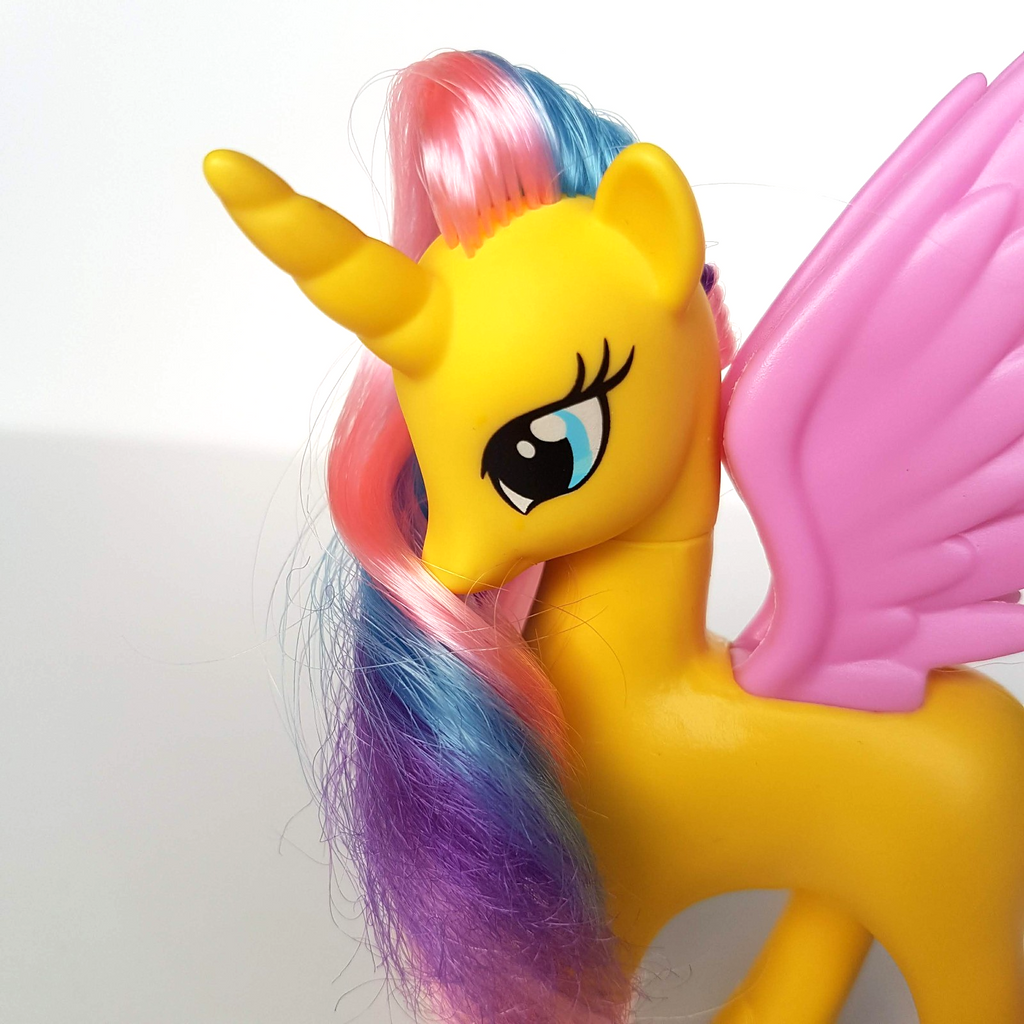 My Little Pony PRINCESS GOLD LILY 2017 Hasbro 14cm PEGASUS Horse Action Figure1