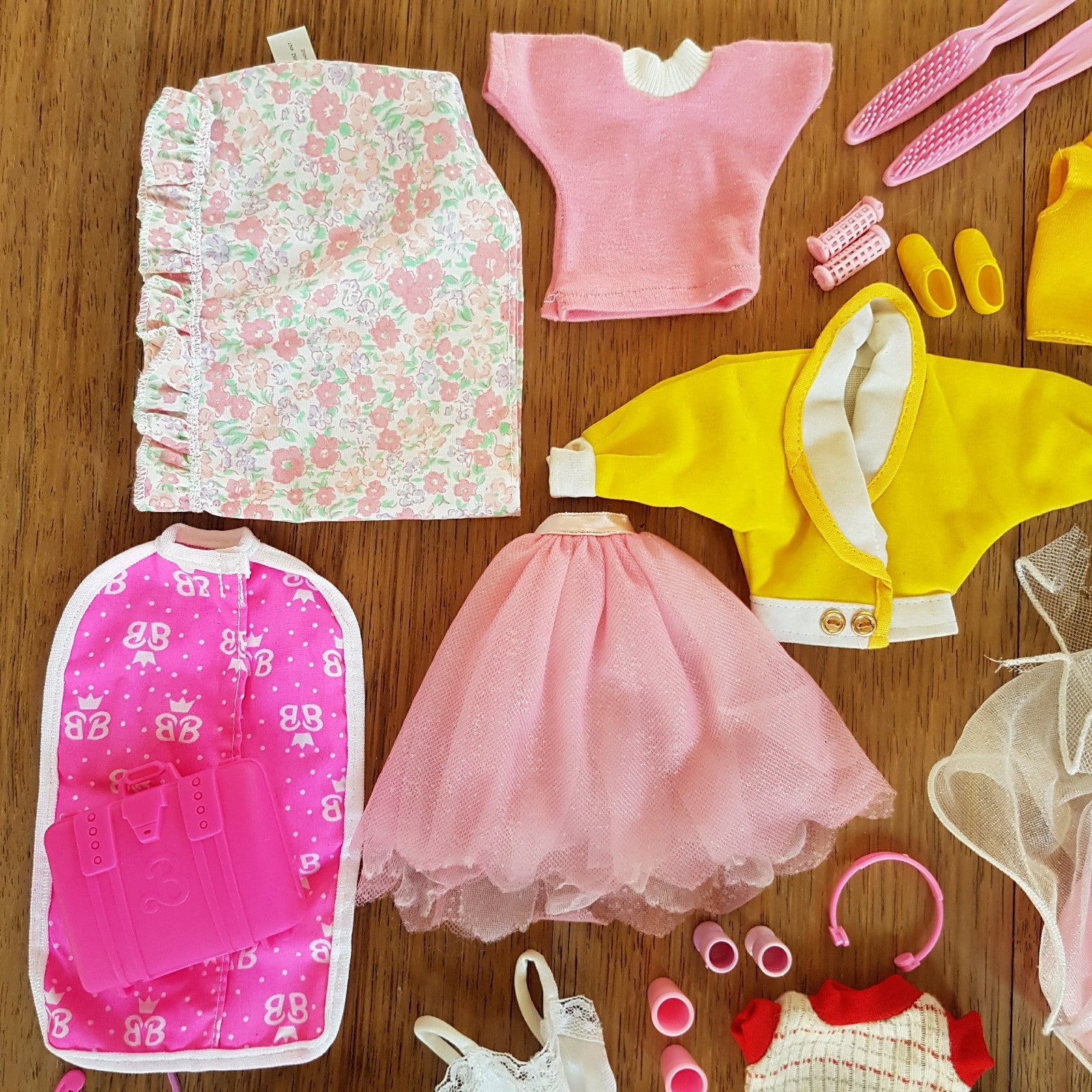 Barbie Clothes BUNDLE LOT Accessories Fashion Doll Dress Skirt Top Travel Shoes1
